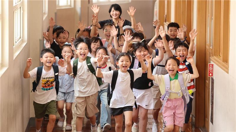 Bilder des Tages Schüler der Myeongryun-Grundschule in der südöstlichen Hafenstadt Busan eilen aus ihrem Klassenzimmer, nachdem sie in die Sommerferien entlassen wurden.