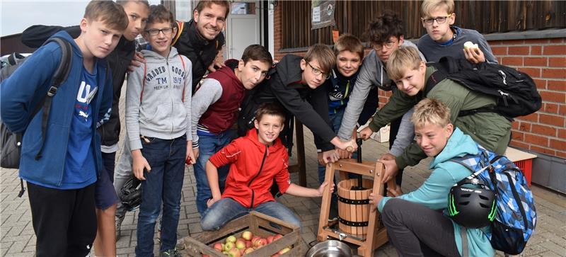 Schüler der Oberschule Jork haben das Obstbauzentrum „Esteburg“ besucht. Foto Vasel