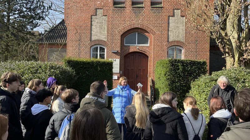 Schüler der Oberschule Jork vor der Euthanasie-Gedenkstätte auf dem Gelände der heutigen Psychiatrischen Klinik in Lüneburg, Antje Pauleweit (Mitte) von der Gedenkstätte gibt einen Überblick.