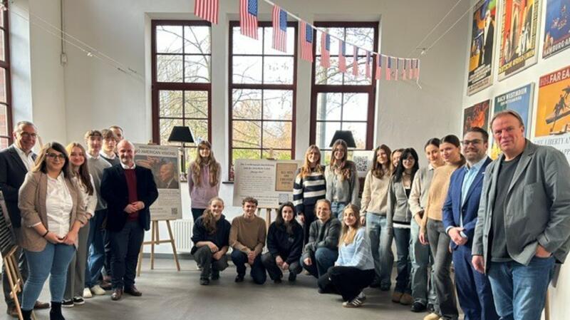 Schüler des Athenaeums eröffnen ihre Ausstellung im Auswanderermuseum BallinStadt.