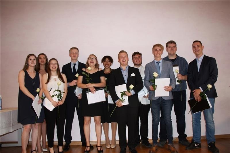 Schüler des Pionierjahrgangs der Waldorfschule Apensen mit den Abschlusszeugnissen. Foto Waldorfschule Apensen