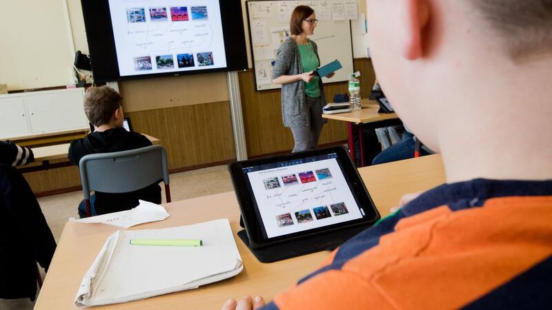 Geld aus Digitalpakt Schule fast vollständig bewilligt Schüler einer 5. Klasse lernen mit iPads im Englischunterricht an der Oberschule Gehrden in der Region Hannover.