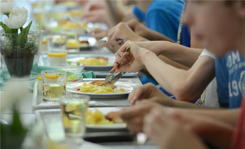 Schüler einer Ganztagsschule essen in der Mensa der Schule. Symbolfoto: Franziska Kraufmann/dpa