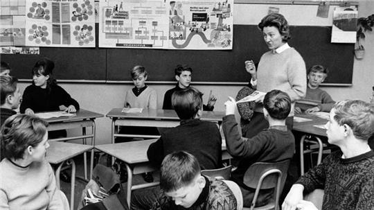 Schüler einer Volksschulklasse 1965 in Duisburg. (Archivfoto)