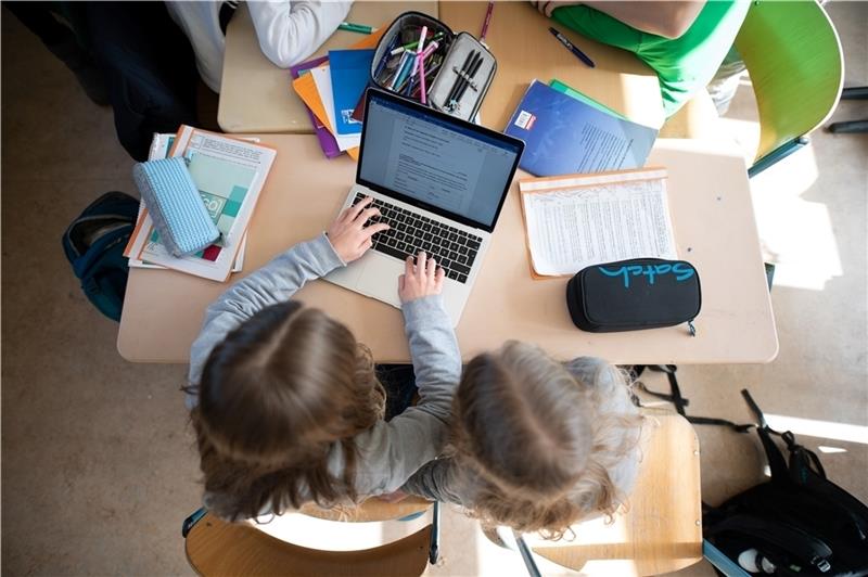 Schüler einer fünften Klasse eines Gymnasiums benutzen im Unterricht einen Laptop . Foto Reinhardt/dpa