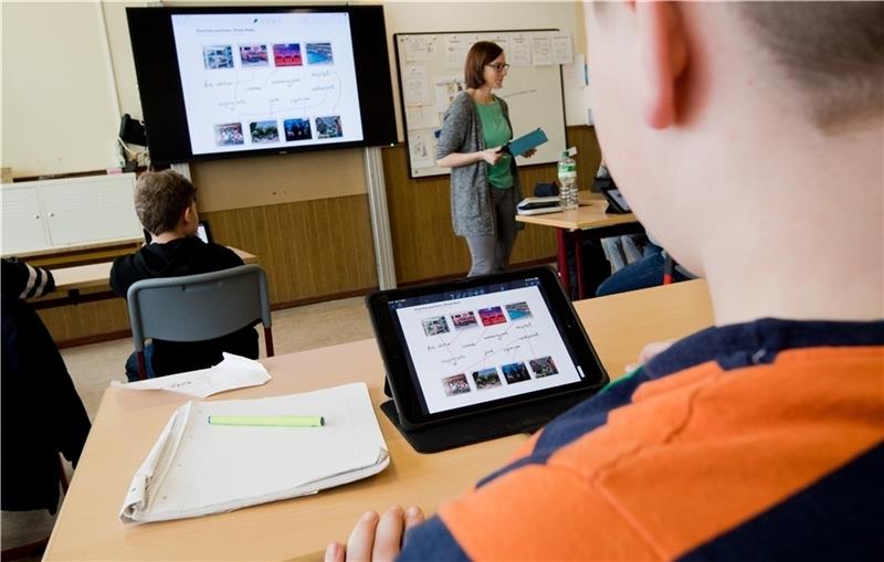 Schüler einer fünften Klasse lernen mit iPads im Englischunterricht an der Oberschule Gehrden in der Region Hannover. Die Oberschule gehört beim digitalen Lernen zu den führenden Schulen in Deutschland. Foto dpa
