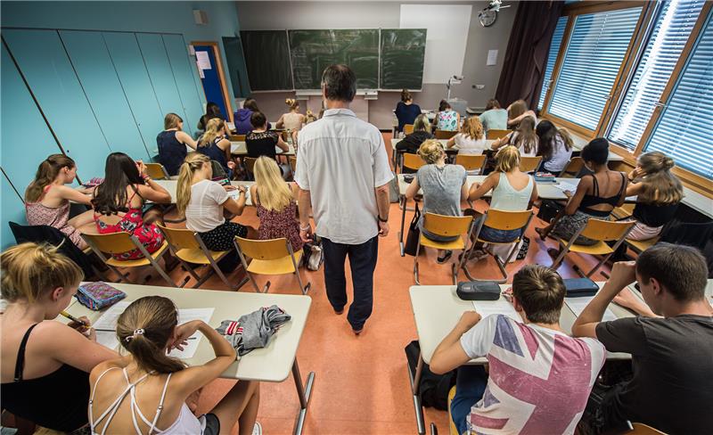 Schüler einer zehnten Klasse eines Gymnasiums sitzen im Unterricht. Foto: picture alliance / dpa