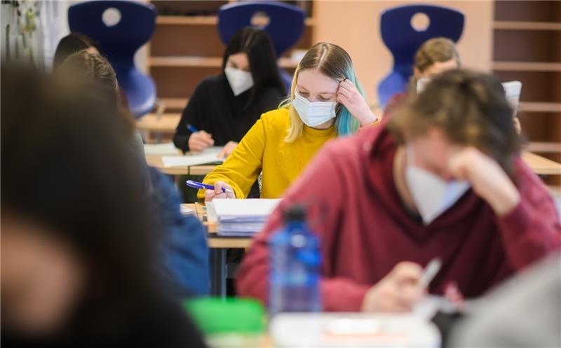 Schüler eines Abiturjahrgangs sitzen mit Maske in einem Klassenraum der IGS Bothfeld beim Unterricht des Deutsch-Leistungskurses. Foto: Julian Stratenschulte/dpa