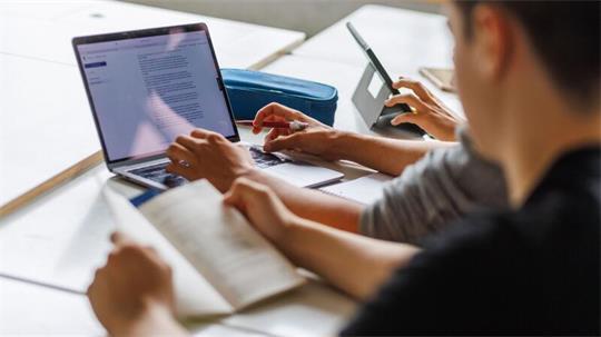 Schüler eines Gymnasiums nutzen ein KI-Tool. In Niedersachsen soll die Facharbeit in der Oberstufe künftig auch wegen der Nutzung Künstlicher Intelligenz wegfallen. (Symbolbild)
