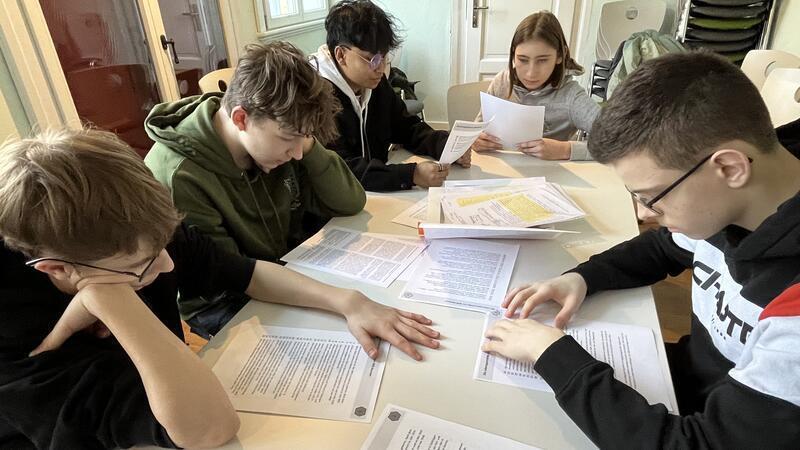Schüler erforschen in der Gedenkstätte die Biografien von Opfern des Nationalsozialismus.