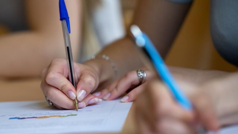 Schüler in der Pubertät profitieren nach Expertenmeinung von einem späteren Unterrichtsbeginn. (Symbolbild)