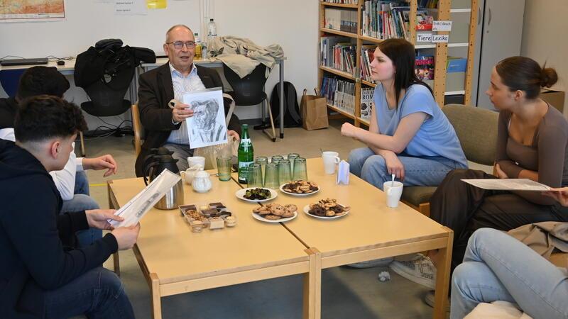 Schüler interviewten Dr. Rudolf Welskopf in der Bücherei des Schulzentrums.