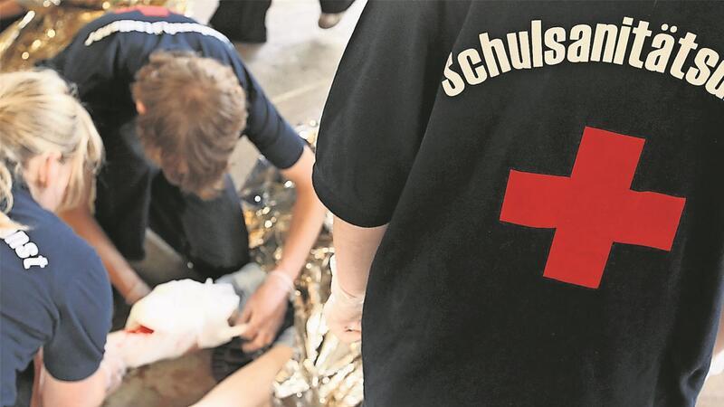 Steht Erste Hilfe bald in der Schule auf dem Lehrplan? Schüler leisten in einer gestellten Situation erste Hilfe. Ärzte fordern, dass die Wiederbelebung Teil des Lehrplans werden sollte.