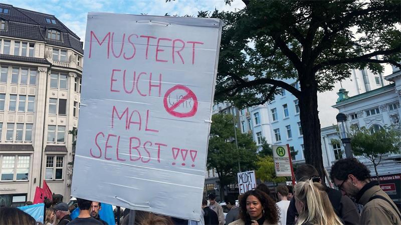 Schüler protestieren gegen die mögliche Rückkehr einer Wehrpflicht.