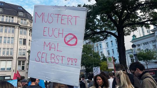 Schüler protestieren gegen die mögliche Rückkehr einer Wehrpflicht.