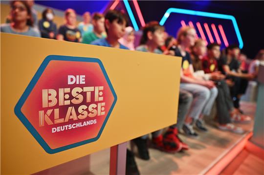 Schüler sitzen im Studio während einer Aufzeichnung von “Die beste Klasse Deutschlands”. Foto: Martin Schutt/dpa