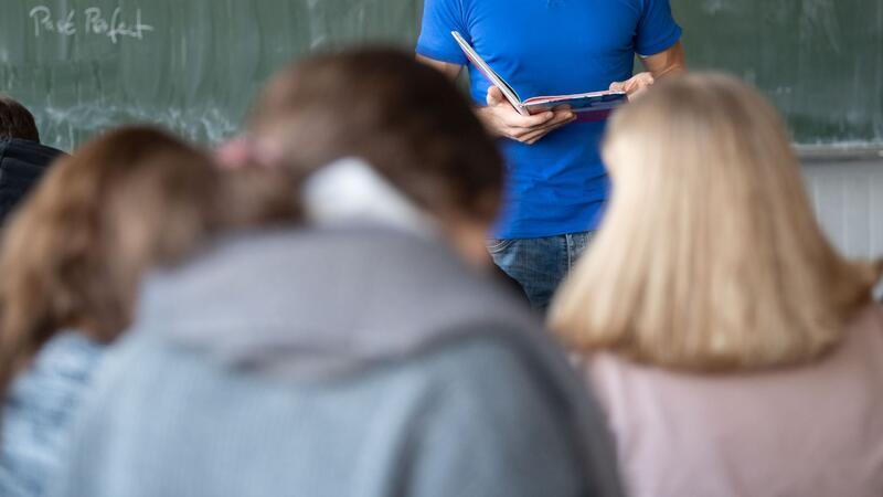 Schüler sitzen in einem Klassenraum.