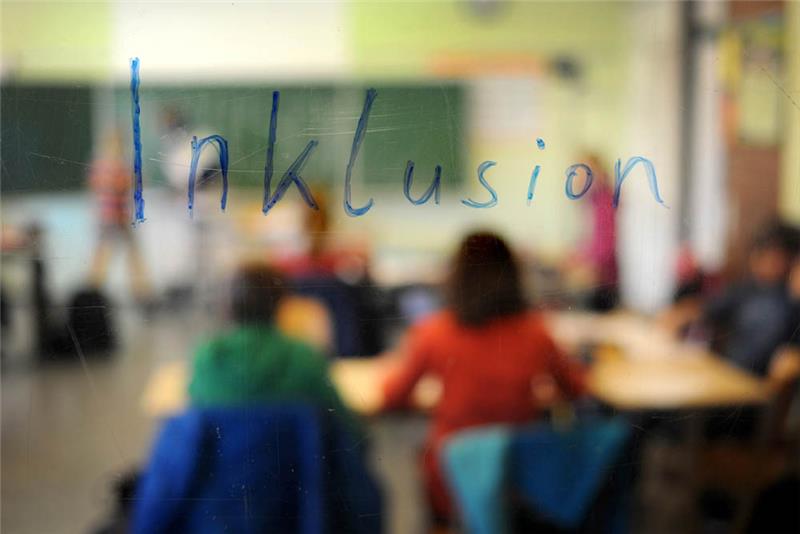 Schüler sitzen in einer Inklusions-Klasse unter dem Schriftzug "Inklusion". Foto: Jonas Güttler/dpa