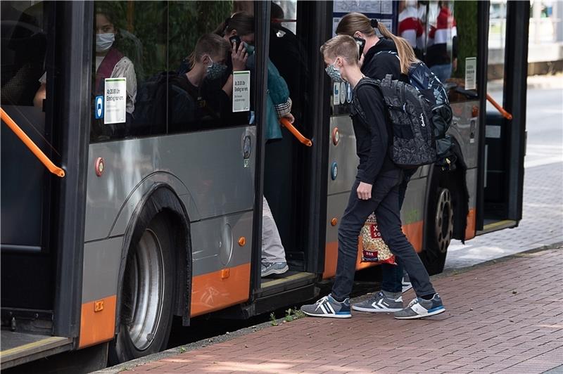 Schüler steigen nach Schulschluss in einen Bus ein. Foto: Pförtner/dpa
