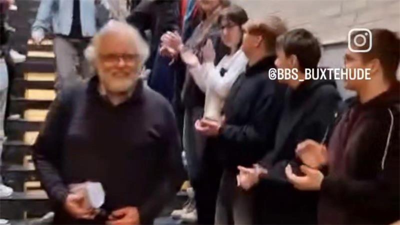 Buxtehuder Schulleiter: Das unterscheidet Schüler von früher und heute Schüler und Schülerinnen stehen Spalier, um zum Abschied Schulleiter Carsten Schröder zu würdigen. Das Bild entstand, nachdem Carsten Schröder seinen letzten Informatik-Kurs im Beruflichen Gymnasium vor dem Abitur beendet hatte.