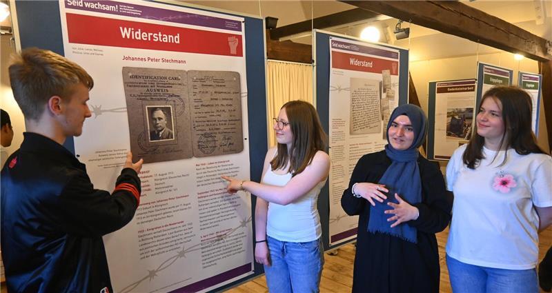 Schüler und ihre Ausstellung (von links): Lenox, Melissa, Zeymep und Phillice werteten die Entschädigungsakten von Johannes Peter Stechmann aus.
