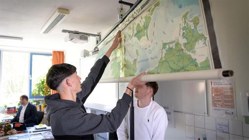 Schule früher, Schule heute: Lehrer bekam zum Sprechtag einen Schinken Schüler versuchen sich daran, eine Karte am Kartenständer zu positionieren. Rolf Traue.
