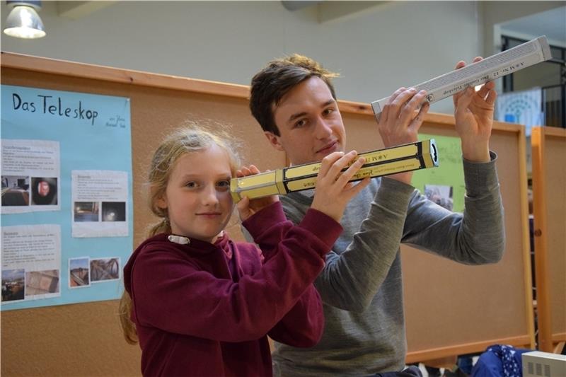 Schülerin Jolina Chayenne Mattern und Student Fabian Heimann haben sich während der Herbstakademie mit der Funktionsweise des Teleskops auseinandergesetzt. Fotos: Albus