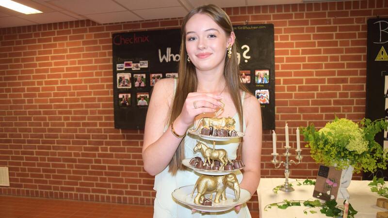 Jorker Schüler verpassen Zeugnisübergabe einen barocken Style Schülerin Liliane Dorschfeld präsentiert stolz ihre goldene Etagere.