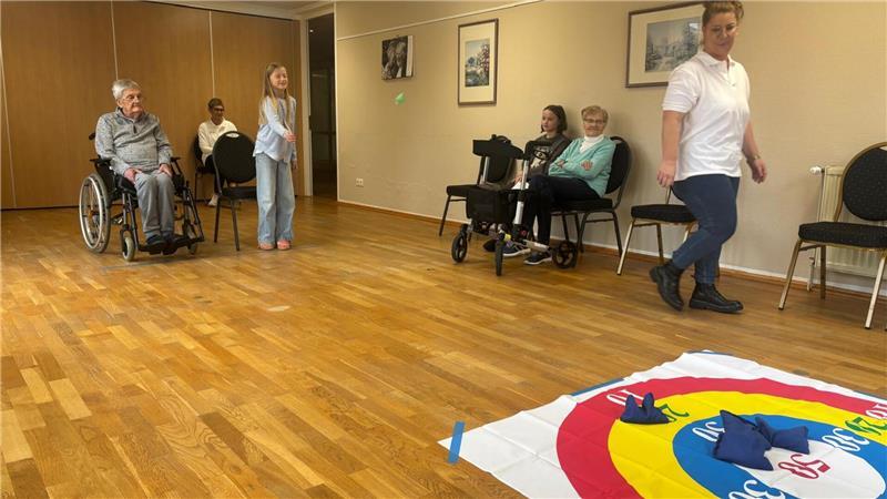 Schülerin Lina und ihr Teampartner Wolfgang Garbe beim Sandsackwerfen.