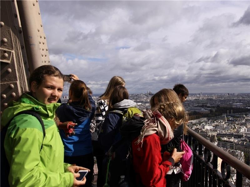 Schülerinnen aus Jork besuchen während des Austauschs den Eiffelturm .