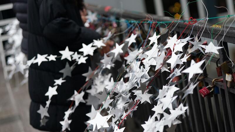 Weltrekordversuch: Tausende Silbersterne an Michaelisbrücke Schülerinnen befestigen selbstgebastelte Sterne aus Alu-Deckeln an der Michaelisbrücke.