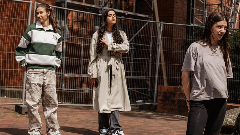 Schülerinnen der IGS Buxtehude berichten von der Übernachtung der toten Königin Caroline in der Petri-Kirche.