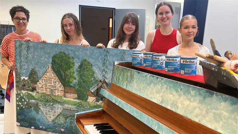Schülerinnen der IGS Stade haben das Streetpiano kunstvoll gestaltet.