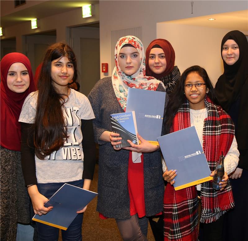 Schülerinnen der Klasse 10a der Stadtteilschule Wilhelmsburg mit ihren Urkunden.