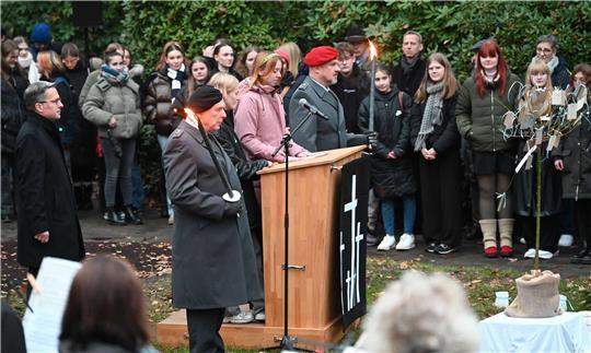 Schülerinnen des Beruflichen Gymnasiums der Jobelmannschule schildern während der Gedenkfeier Schicksale ihrer Verwandten im Zweiten Weltkrieg. Links steht Landrat Kai Seefried.