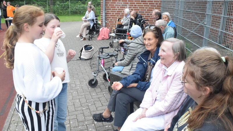 So kämpft eine Stader Therapeutin mit Senioren gegen den inneren Schweinehund Schülerinnen des Vincent-Lübeck-Gymnasiums kommen nach dem Lauf mit den Senioren ins Gespräch.