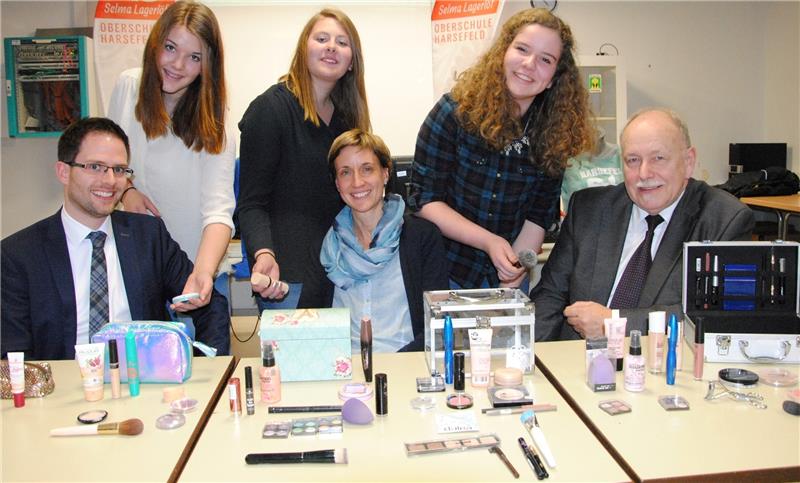 Schülerinnen haben die Kosmetik im Blick : Juror Kay Böhlmann (Kreissparkasse), Michelle Rubel, Michelle Hauke, Jurorin Svenja Schmahl (Das Holzatelier), Anna Pott und Juror Gerd-Roland Templin (Exzellent Finance Concept). Fotos Stief