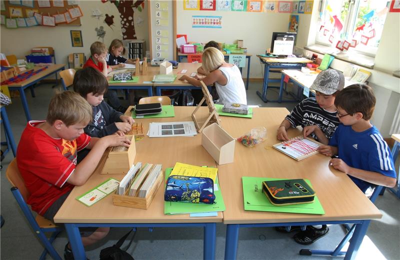 Grundschulen in Neu Wulmstorf sollen Ganztagsschulen werden Schülerinnen und Schüler beim Unterricht in einer „Förderschule Lernen“. Foto: Karl-Josef Hildenbrand/DPA