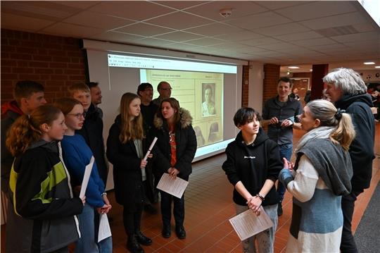 Schülerinnen und Schüler des Schulzentrums Jork wollen die NS-Zeit gemeinsam mit Wissenschaftlern und Archivaren erforschen. Foto: Vasel