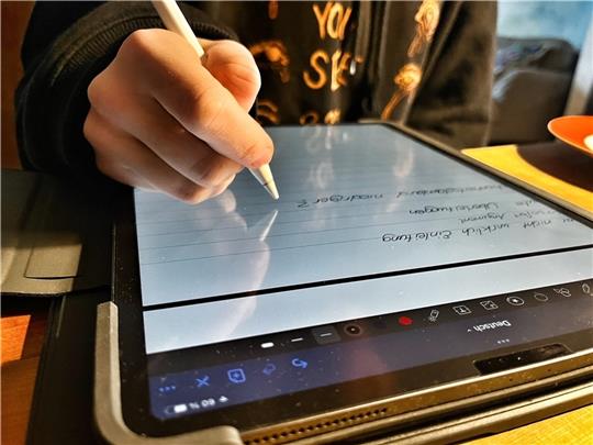 Schülerinnen und Schüler in Niedersachsen sollen ab Klasse acht bald kostenlos ein Tablet bekommen - so das Wahlversprechen. Foto: Richter