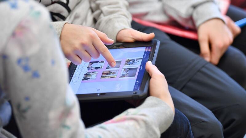 Schülerinnen und Schüler in Thüringen nehmen am Medienkompetenz-Kurs gegen Cybermobbing teil: Viele Kinder werden Opfer von Cybermobbing.