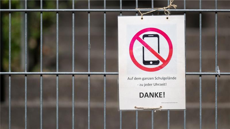 Schülerinnen und Schüler in der Stadt Bremen müssen ihr Handy vom 1. Juni an ausgeschaltet in der Tasche lassen. (Symbolbild)
