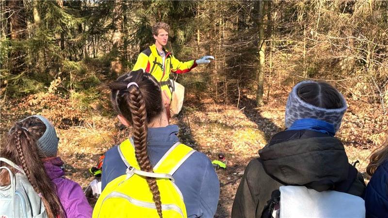 Schülerinnen und Schüler lernen bei einer Projektwoche im Forstamt Harsefeld der Niedersächsischen Landesforsten Wald, Tiere und Bäume besser kennen.