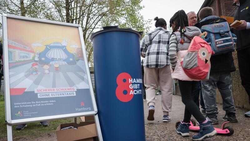Schülerinnen und Schüler sowie ihre Eltern werden am Eingang zur Grundschule Charlottenburger Straße zum Auftakt der dreiwöchigen Verkehrssicherheitsaktion „Rücksicht auf Kinder...kommt an!“ der Hamburger Polizei informiert.