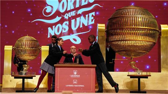 Schülerinnen und Schüler stehen im Mittelpunkt der Zeremonie. Hier bei der Ziehung der Lottozahlen im Madrider Teatro Real.