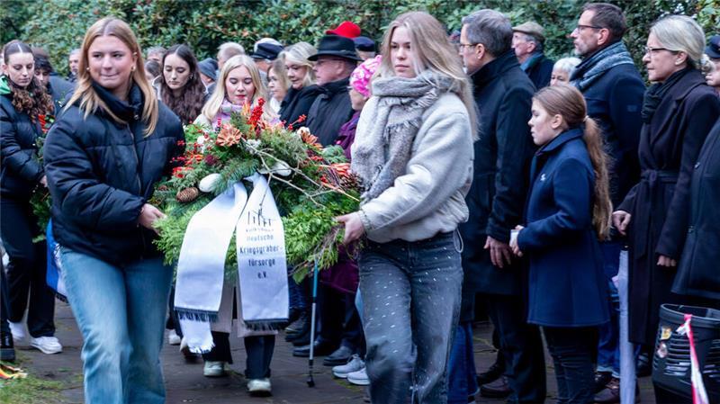 Hunderte gedenken in Stade der Opfer von Gewalt und Krieg Schülerinnen und Schüler unterstützen bei der Kranzniederlegung.