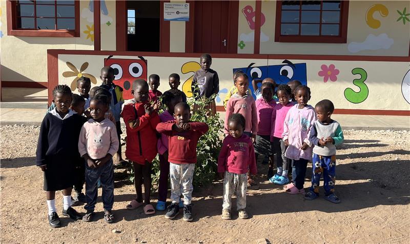 Wie XXL-Wirt Dieter Murck und seine Frau Kindern in Afrika helfen Schülerinnen und Schüler vor der Vorschule in Outjo (Namibia), die nach Carolin und Dieter Murck benannt wurde.