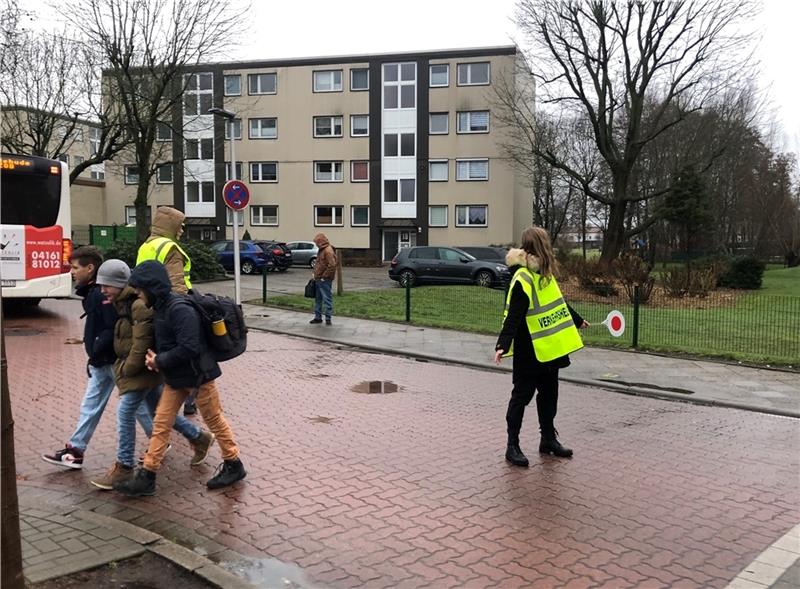 Schülerlotsen im Einsatz an der Altländer Straße. Foto: Siegfried Häußler