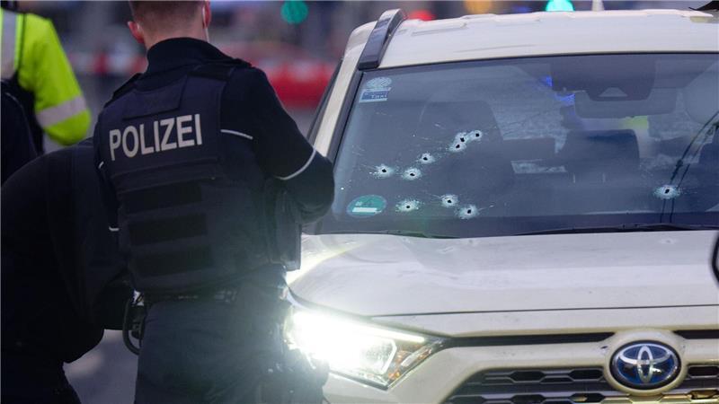 Schüsse auf Taxi-Fahrgast: Ein Taxi mit Schusslöchern in der Frontscheibe steht in Düsseldorf.