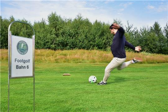 Schüsse ohne Grenzen : Auf dem weitläufigen Gelände des Golfplatzes in Deinste kann Muhammed Ercan beim „Footgolf“ mit ordentlich Kraft gegen den Ball treten. Fotos: Ahrens